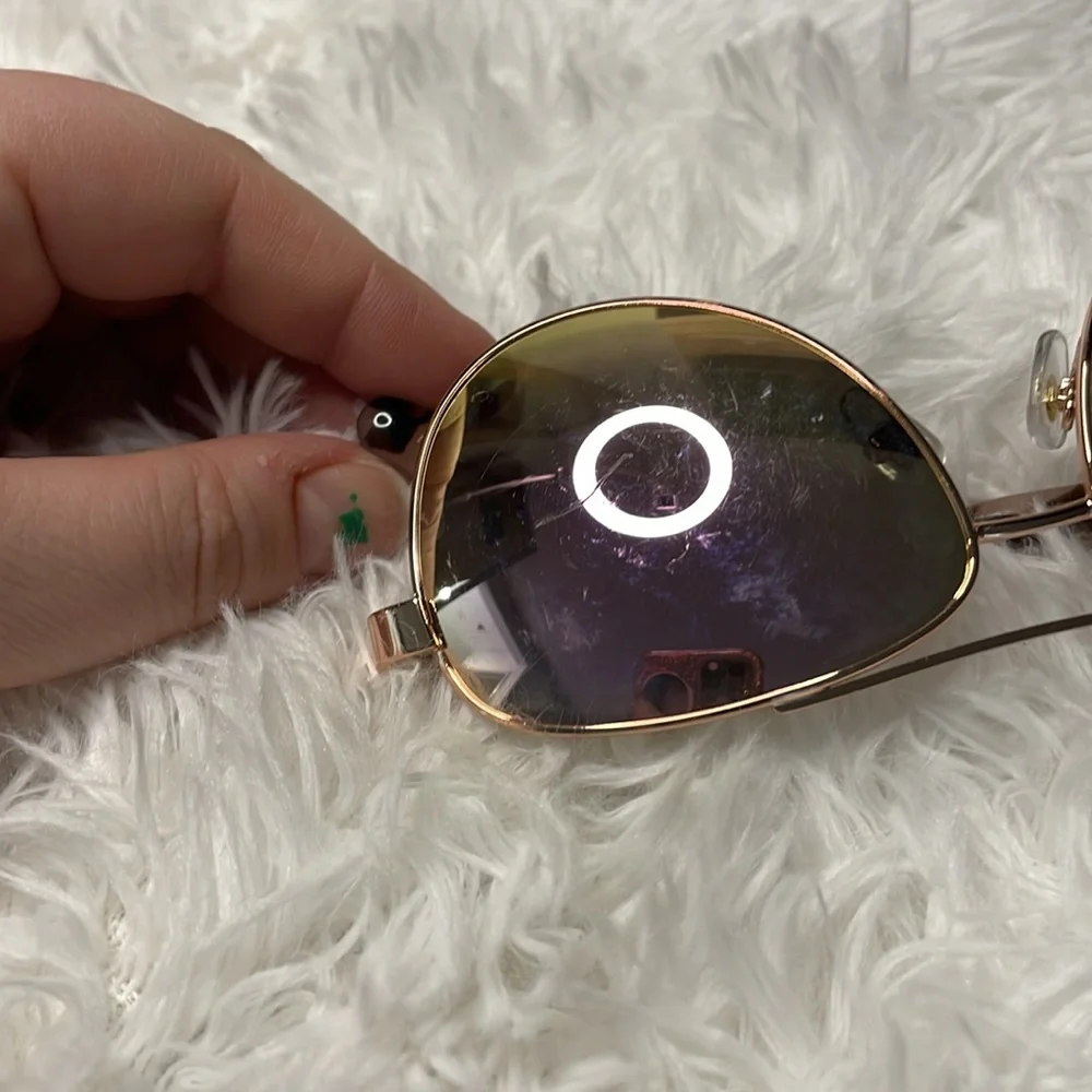 Stylish Gold Aviator Sunglasses - Picture 4 of 5